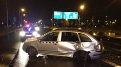 Sjetý řidič taxíku ujížděl policistům, cestou smetl auto