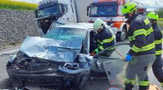 Vážná dopravní nehoda na Svitavsku: Řidiče ze zdemolovaného auta vyprošťovali