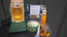 Lidé si v Paříži mohou vytvořit vlastní parfém. Míchají ho ve speciální laboratoři