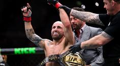 Volkanovski obhájil titul v UFC. Jeho soupeř si zlomil obě nohy
