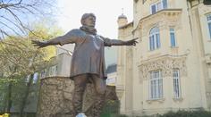 Kontroverzní socha Špinarové zůstane, kde je! Přesun blokuje autor