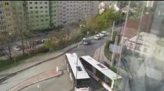 Město opravilo křižovatku, autobusy tudy sotva projedou. Řidiči zuří!