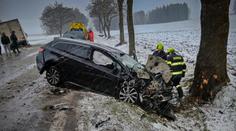 Vážná nehoda na Svitavsku. Zima ještě neřekla poslední slovo, varují hasiči