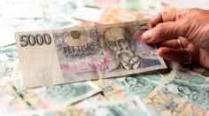 Změny od dubna: Výplata důchodů se posune, řada lidí si připlatí za jízdenky