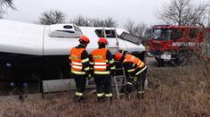 Nehoda uvěznila cestující v autobusu. Hasiči je dostali ven střechou