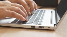 Studentka prodávala přes internet knížku. Podvodník ji připravil o 100 tisíc