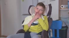 Patron dětí opět pomáhá. Rodině nemocného Fandy pořídí speciální kočárek