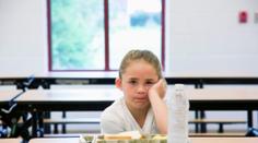 Školákům chutnalo, ale vedoucí jídelny šidila. Nakradla 800 tisíc