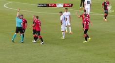 Emoce v hlavní roli! Fotbalista se neudržel a vrhl se na rozhodčího