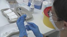 Vakcinace čtvrtou dávkou by mohla začít v létě. Experti se přou, koho přeočkovat