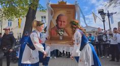 Lidé v krojích i zdobené oltáře. Na severu Polska uspořádali tradiční pouť
