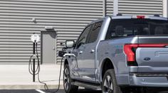 Automobilku Ford vyděsil požár nových elektrických pick-upů. Musela zastavit výrobu