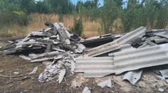 Azbest na černé skládce v Praze 8 leží od dubna. Městská část slibuje nápravu