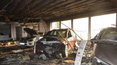 Požár autosalonu: Z nových vozů zbyly jen ohořelé vraky. FOTO