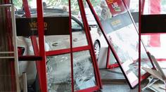 Kuriózní nehoda v Pelhřimově. Auto projelo vchodem do prodejny potravin