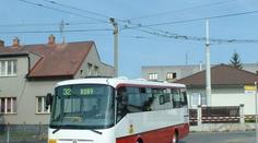 Ožralý autobusák vezl v Plzni cestující skrz pole. Měl 3 promile