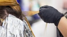 Kadeřník žaluje kosmetické firmy. Jejich barva na vlasy má způsobovat rakovinu