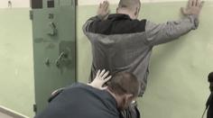 Razie ve věznici. Rodinný gang tam měl pašovat drogy, vydělal statisíce