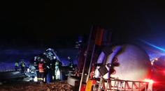 Dálnici D8 zablokoval před Prahou převrácený tahač s cisternou