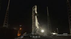 Úžasná podívaná, další várka satelitů sítě Starlink je na oběžné dráze. VIDEO