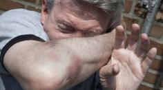 Muže naštvalo, že Ukrajinec nechce jeho pomoc. Měl ho brutálně zmlátit
