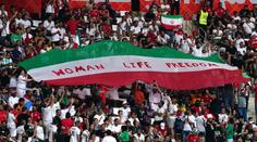 Íránští fotbalisté nezpívali hymnu. Podpořili protesty proti režimu