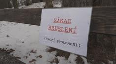 Obec na Jihlavsku přišla o možnost bruslit. Majitel posypal rybník pískem