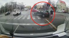 Žena unikla nehodě o vlásek, odhozené auto zastavil sloup! VIDEO