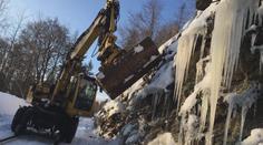 Podívejte se na úchvatné záběry: Z železnic mizí masy ledu a sněhu
