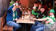 Irská párty v Praze: Fanoušci přerušili svatbu, v barech tráví hodiny