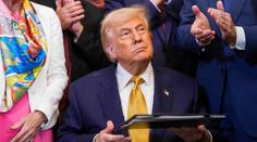 Trump už nechce mlžit o modřinách na rukou. Bílý dům přiznal, že má onemocnění žil