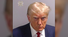 Trump se vydal úřadům v Georgii. Ve věznici pobyl dvacet minut