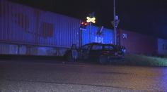 Auto vjelo ve Zlíně přímo pod nákladní vlak. Řidič skončil s těžkým zraněním