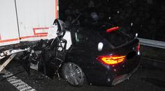 Řidič BMW dostal smyk a skončil pod kamionem. Neměl šanci přežít