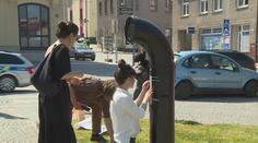 V Humpolci vyrostl automat na básničky! Stačí jen zatočit klikou