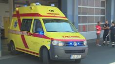 Sanitka nedala přednost, odmrštěné auto na chodníku srazilo děti. Šest zraněných