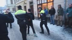 VIDEO: Zdrogovaná žena se vrhla na hosty restaurace i strážníky!