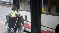 Vláda zapomněla u slev na jízdné na invalidy. Dosud platí plnou cenu