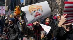 Miliony Američanů vyšly do ulic. Protestovaly proti Trumpovi i jeho válce