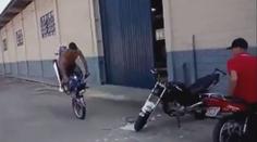 Takhle parkují motorku jen opravdoví frajeři