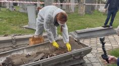 Odborníci vynesli rakve z hrobky z 19. století. Ta byla přímo pod kaplí sv. Kříže
