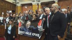Srbští poslanci se porvali do krve. Vláda čelí nařčení, že může za smrt 15 lidí na nádraží