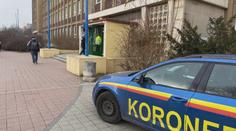 Na základní škole v Kladně našli mrtvolu. Ležela pod rozbitým oknem