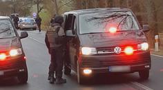 Matku s dcerkou vyhodil z auta ozbrojenec, dívka se bojí být sama