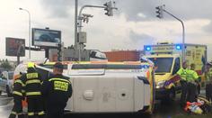 Sanitka se srazila s dodávkou, mezi zraněnými je i pacient