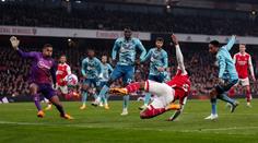 Arsenal dotáhl dvougólové manko v závěru. V souboji o titul ale opět ztratil