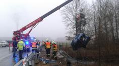 Smrt u Hrobic: Řidič narazil do traktoru a spadl z mostku do řeky!