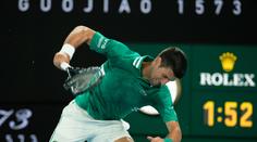 Djokovič zuřil! Při zápase rozmlátil raketu, po něm nadával na karanténu
