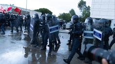 Drsné protesty zuří už v 6 evropských státech. Italská vláda posílá do Milána vojáky