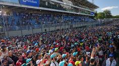 Pořadatelé F1 v Brazílii mají problém. Diváci během závodu vnikli na okruh